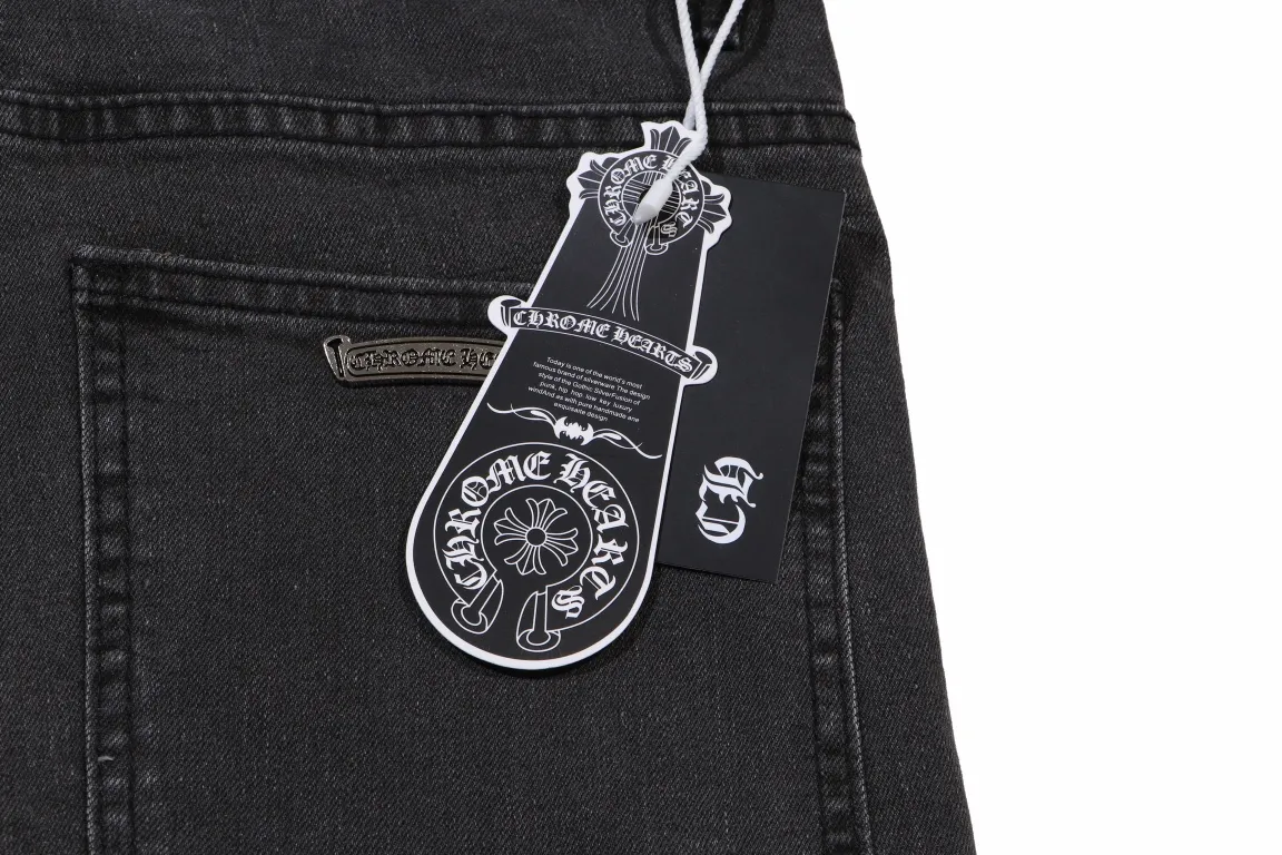 P260 Style number: H499 Chrome Hearts Ma Siwei's same CH Chrome Hearts heavy-duty splicing high street jeans exudes uninhibited personality and unique charm. Every wear and tear is carefully designed to present a unique artistic feel. Made of imported denim fabric, which has undergone heavy industrial washing and destruction treatment, the trousers show a super cool effect on the upper body, allowing you to dominate the fashion stage.  This is more than just a pair of jeans, it is an expression of attitude. With its unique design concept and ultimate pursuit of details, Croxin breaks traditional boundaries and defines the jeans trend in the new era. The trousers are made of double-layer woven fabric and matched with customized hardware, showing an incomparably beautiful and unique style, making every wearer the focus of fashion. Imported denim fabric, super heavy-duty washed and damaged, the upper body is super cool! Customized hardware. Unbeatable and beautiful style. The production process is difficult. Full of high street feel. Color: Gray Size: S M L XL XXL